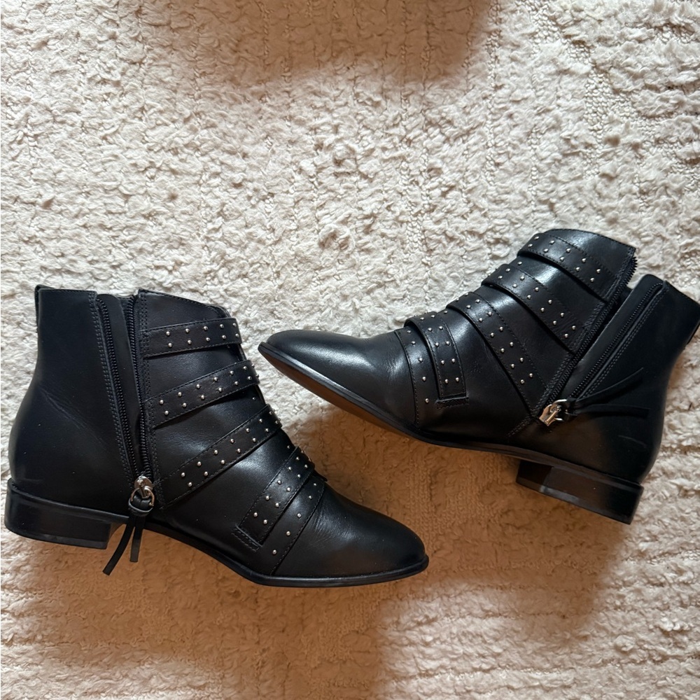 Rebecca Minkoff boots leather
Black size 8